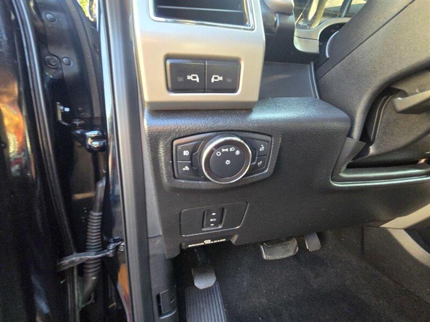 2019 Agate Black Ford F-250 Lariat (1FT7W2B6XKE) with an 6.2L Flex Fuel V8 385hp 430ft. lbs. engine, Automatic transmission, located at 25355 Eames Street, Channahon, IL, 60410, (815) 467-1807, 41.429108, -88.228432 - This 2019 Ford F-250 Super Duty Lariat is a powerful and reliable truck designed to handle tough jobs with ease. Equipped with a 6.2L Flex Fuel V8 engine delivering 385hp and 430ft. lbs. of torque, it offers impressive performance for both work and everyday driving. The factory default features of - Photo#14