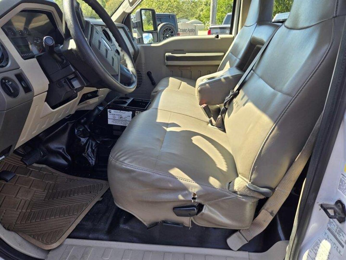 2008 White Ford F-350 XL (1FDWF31558E) with an 5.4 engine, Automatic transmission, located at 25355 Eames Street, Channahon, IL, 60410, (815) 467-1807, 41.429108, -88.228432 - ** LOCAL MUNICIPALITY TRUCK METICULOUSLY MAINTAINED. ** Unleash the power of the 2008 Ford F-350 XL, a beast on wheels ready to conquer any terrain! Equipped with a robust 5.4-liter engine, this truck is built to deliver top-notch performance and reliability. The factory default features are designe - Photo#9