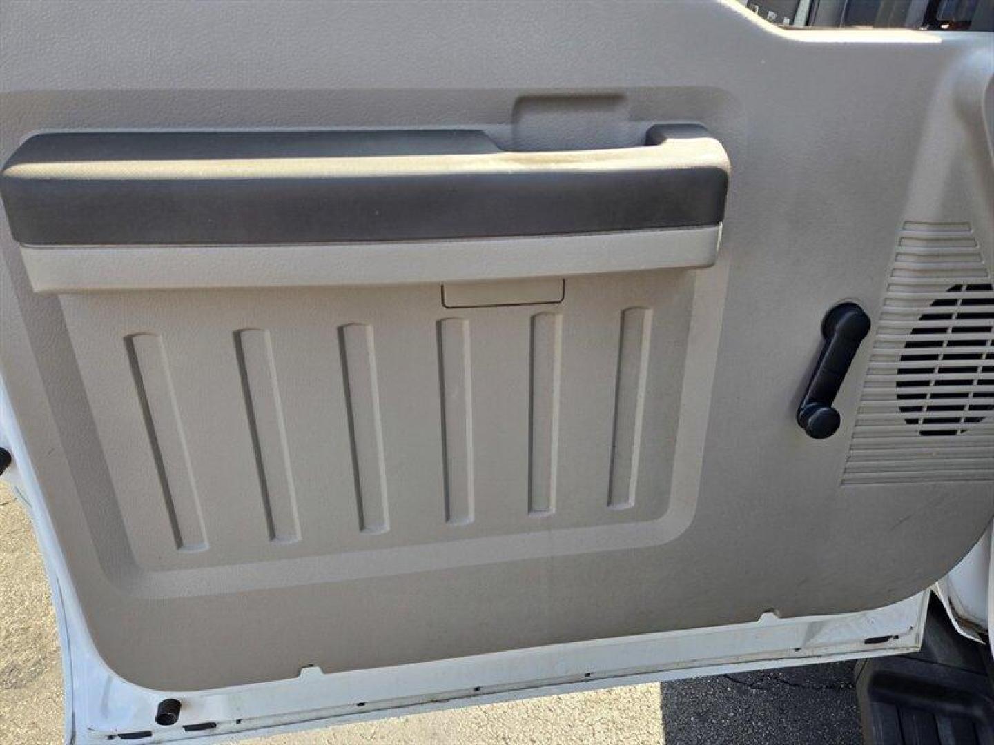 2008 White Ford F-350 XL (1FDWF31558E) with an 5.4 engine, Automatic transmission, located at 25355 Eames Street, Channahon, IL, 60410, (815) 467-1807, 41.429108, -88.228432 - ** LOCAL MUNICIPALITY TRUCK METICULOUSLY MAINTAINED. ** Unleash the power of the 2008 Ford F-350 XL, a beast on wheels ready to conquer any terrain! Equipped with a robust 5.4-liter engine, this truck is built to deliver top-notch performance and reliability. The factory default features are designe - Photo#10