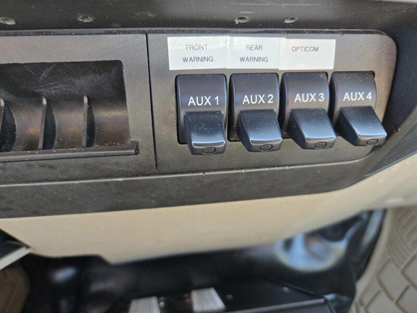 2008 White Ford F-350 XL (1FDWF31558E) with an 5.4 engine, Automatic transmission, located at 25355 Eames Street, Channahon, IL, 60410, (815) 467-1807, 41.429108, -88.228432 - ** LOCAL MUNICIPALITY TRUCK METICULOUSLY MAINTAINED. ** Unleash the power of the 2008 Ford F-350 XL, a beast on wheels ready to conquer any terrain! Equipped with a robust 5.4-liter engine, this truck is built to deliver top-notch performance and reliability. The factory default features are designe - Photo#18