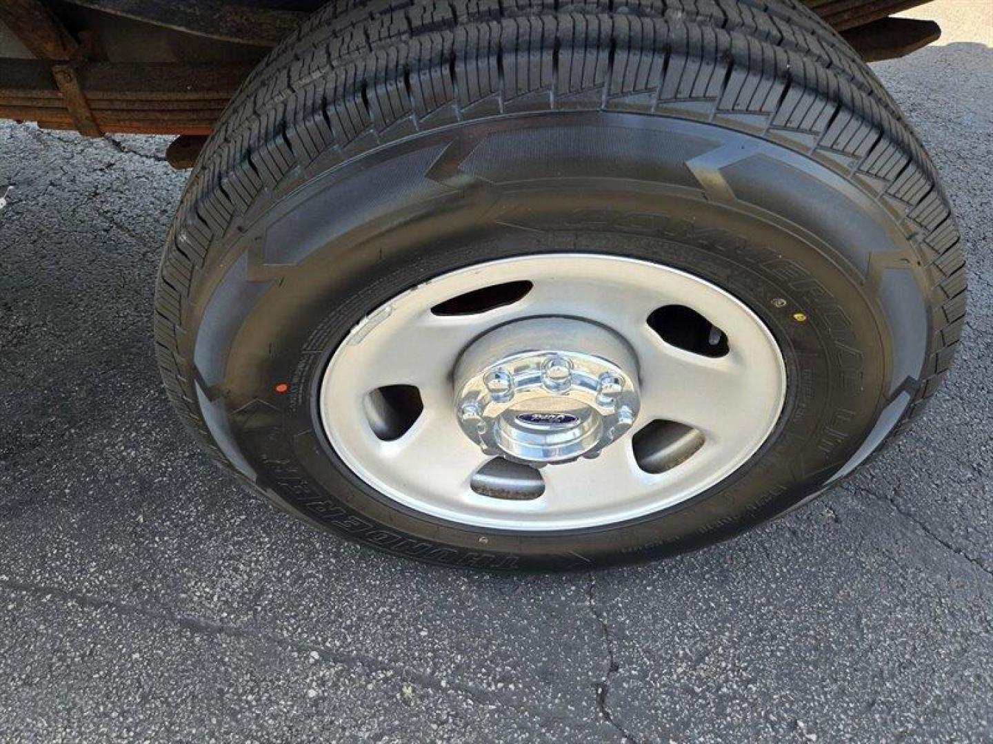 2008 White Ford F-350 XL (1FDWF31558E) with an 5.4 engine, Automatic transmission, located at 25355 Eames Street, Channahon, IL, 60410, (815) 467-1807, 41.429108, -88.228432 - ** LOCAL MUNICIPALITY TRUCK METICULOUSLY MAINTAINED. ** Unleash the power of the 2008 Ford F-350 XL, a beast on wheels ready to conquer any terrain! Equipped with a robust 5.4-liter engine, this truck is built to deliver top-notch performance and reliability. The factory default features are designe - Photo#23