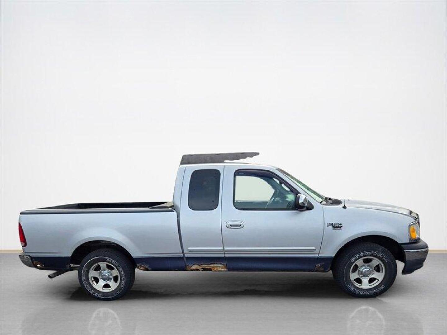 2000 Chestnut Clear Coat Metallic Ford F-150 XLT (1FTRX17L5YN) with an Triton 5.4L V8 260hp 350ft. lbs. engine, Automatic transmission, located at 25355 Eames Street, Channahon, IL, 60410, (815) 467-1807, 41.429108, -88.228432 - ** LOCAL TRADE IN, WHOLESALE AS-IS SPECIAL. HAS RUST BUT RUNS WELL. ** Discover the 2000 Ford F-150 XLT, a reliable and versatile pickup truck that has stood the test of time. Powered by a robust Triton 5.4L V8 engine, this vehicle generates an impressive 260 horsepower and 350 ft-lbs of torque, ma - Photo#6