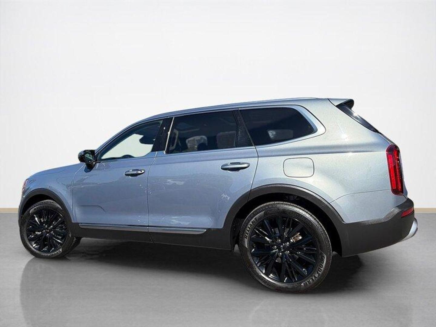 2020 Everlasting Silver Kia Telluride SX (5XYP5DHC7LG) with an 3.8L V6 291hp 262ft. lbs. engine, Automatic transmission, located at 25355 Eames Street, Channahon, IL, 60410, (815) 467-1807, 41.429108, -88.228432 - BIG SUV ENERGY. ZERO DEALER PREP FEES. This 2020 Kia Telluride SX AWD is serving luxury without the luxury price tag. Gravity Gray with Black Rims Heated and Cooled Leather Seats Navigation Bucket Seats Backup Camera Panoramic Sunroof AWD Confidence And here's the best part... FULLY SERVICED - Photo#5