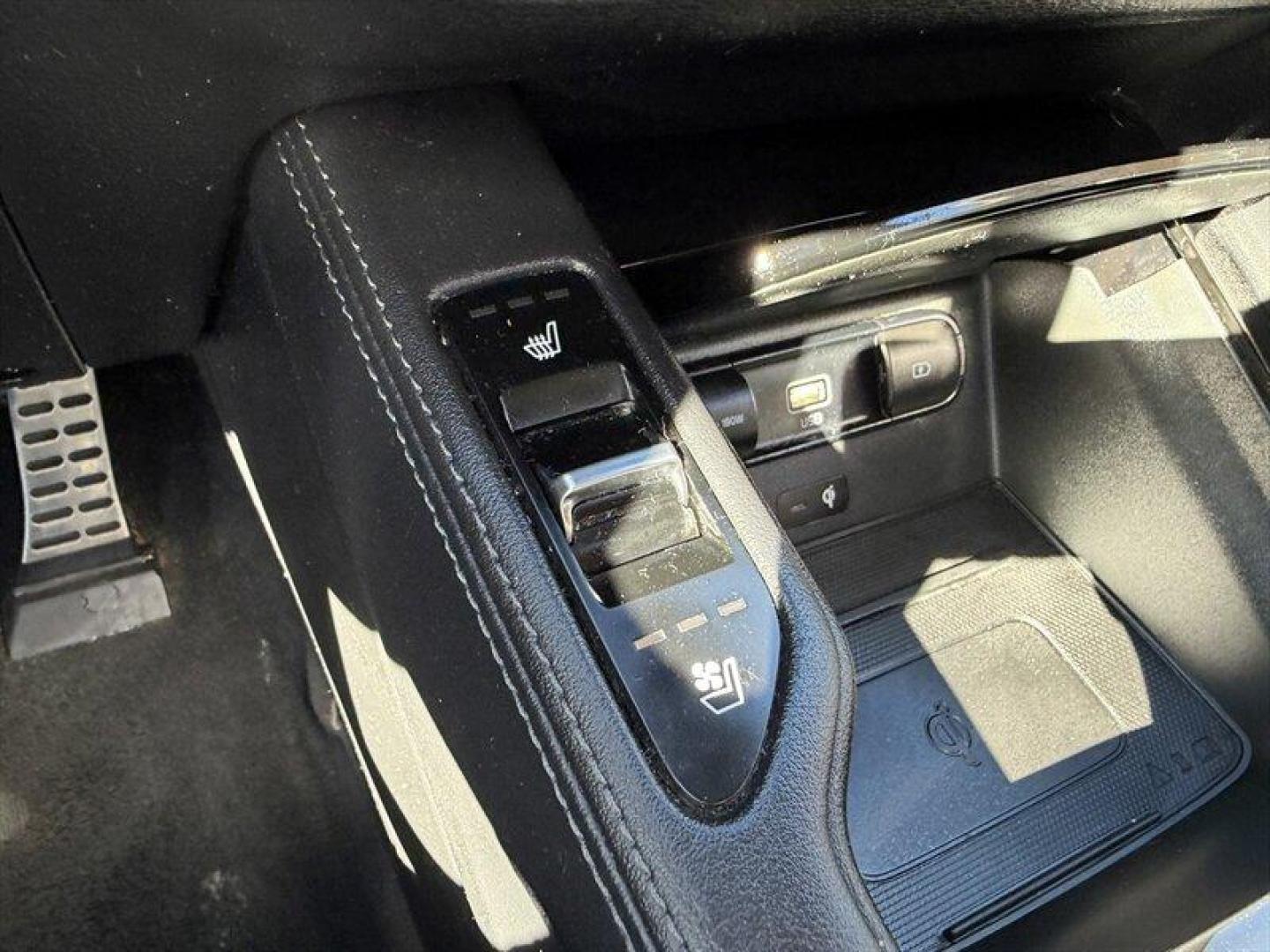 2020 Everlasting Silver Kia Telluride SX (5XYP5DHC7LG) with an 3.8L V6 291hp 262ft. lbs. engine, Automatic transmission, located at 25355 Eames Street, Channahon, IL, 60410, (815) 467-1807, 41.429108, -88.228432 - BIG SUV ENERGY. ZERO DEALER PREP FEES. This 2020 Kia Telluride SX AWD is serving luxury without the luxury price tag. Gravity Gray with Black Rims Heated and Cooled Leather Seats Navigation Bucket Seats Backup Camera Panoramic Sunroof AWD Confidence And here's the best part... FULLY SERVICED - Photo#26