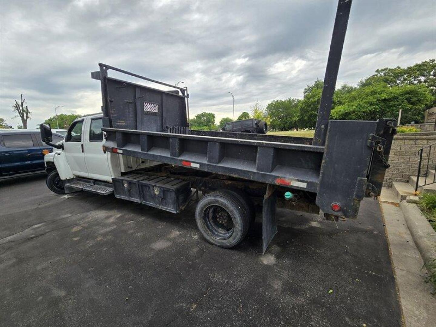 2004 White GMC TopKick C5500 (1GDE5E1124F) with an Duramax 6.6L V8 300hp 520ft. lbs. engine, Automatic transmission, located at 25355 Eames Street, Channahon, IL, 60410, (815) 467-1807, 41.429108, -88.228432- Photo#4