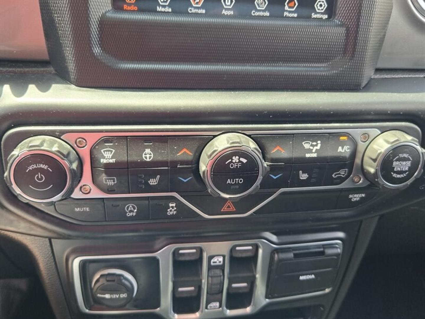 2020 Bright White Clear Coat Jeep Wrangler Unlimited Sahara (1C4HJXEG9LW) with an 3.6L V6 285hp 260ft. lbs. engine, 6 Speed Manual transmission, located at 25355 Eames Street, Channahon, IL, 60410, (815) 467-1807, 41.429108, -88.228432 - The 2020 Jeep Wrangler Unlimited Sahara is a versatile and capable SUV designed for both on-road comfort and off-road adventure. Powered by a 3.6L V6 engine delivering 285 horsepower and 260 lb-ft of torque, this model offers a balanced blend of performance and efficiency. Its fuel economy stands at- Photo#20