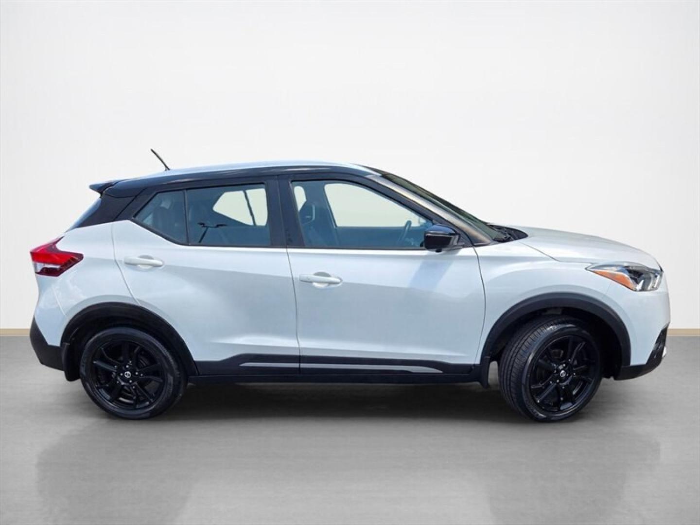 2020 Aspen White Tricoat Nissan Kicks SR (3N1CP5DV7LL) with an 1.6L I4 122hp 114ft. lbs. SULEV engine, Automatic transmission, located at 25355 Eames Street, Channahon, IL, 60410, (815) 467-1807, 41.429108, -88.228432 - Discover the 2020 Nissan Kicks SR, a compact SUV that combines efficiency and style. Powered by a 1.6L I4 engine delivering 122 horsepower and 114 ft-lbs of torque, this model features a Super Ultra Low Emission Vehicle (SULEV) engine, contributing to reduced emissions while maintaining reliable per- Photo#1