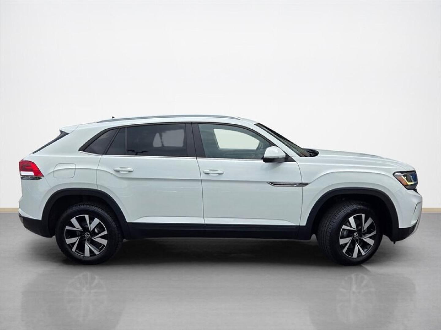 2021 Pure White Volkswagen Atlas Cross Sport 2.0T SE (1V2LC2CA8MC) with an 2.0L Turbo I4 235hp 258ft. lbs. engine, Automatic transmission, located at 25355 Eames Street, Channahon, IL, 60410, (815) 467-1807, 41.429108, -88.228432 - The 2021 Volkswagen Atlas Cross Sport SE 4Motion combines style, performance, and versatility in a midsize SUV designed to meet the needs of drivers seeking both comfort and capability. Powered by a 2.0L Turbocharged Inline-4 engine delivering 235 horsepower and 258 lb-ft of torque, this vehicle off- Photo#1