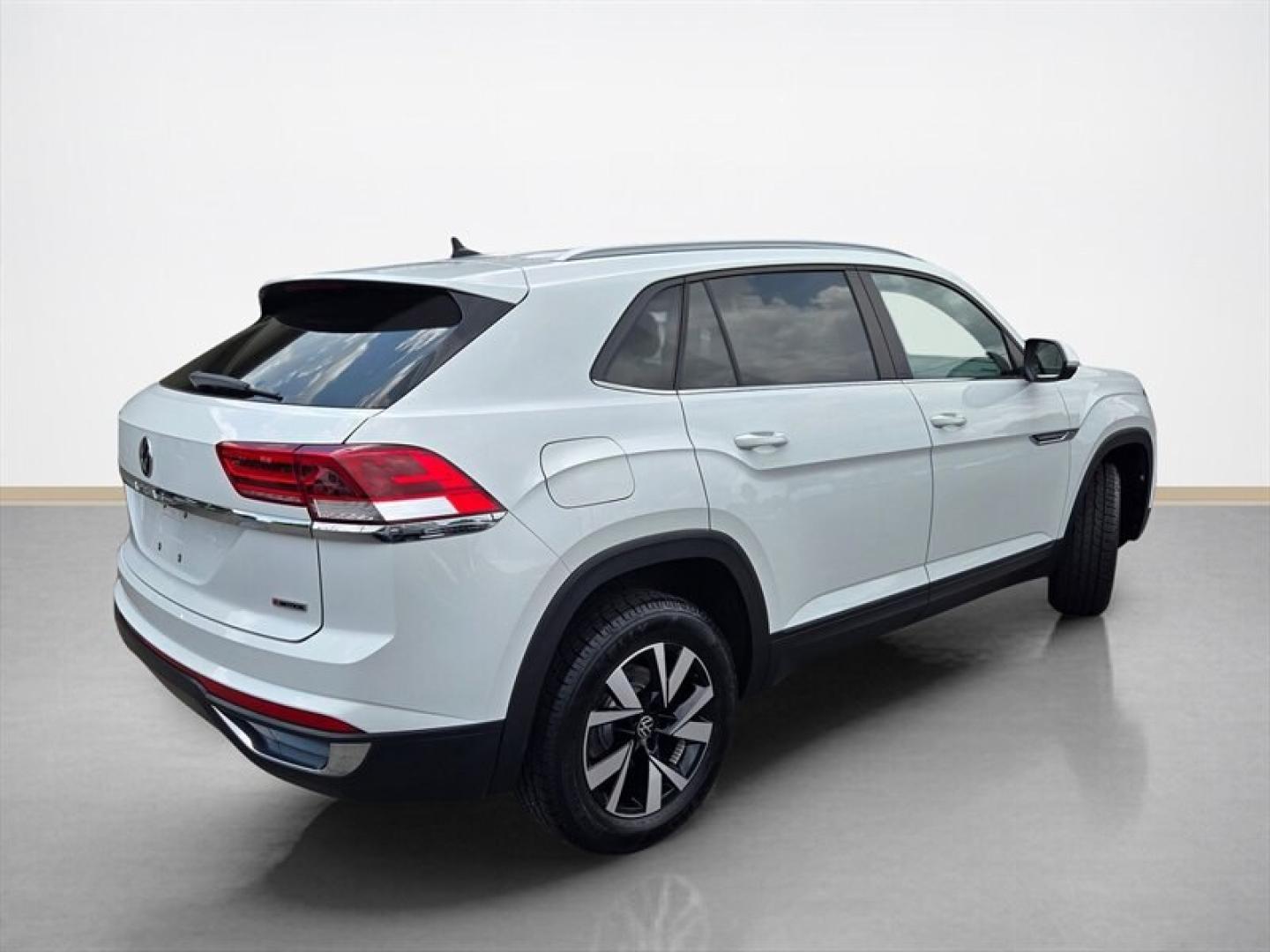 2021 Pure White Volkswagen Atlas Cross Sport 2.0T SE (1V2LC2CA8MC) with an 2.0L Turbo I4 235hp 258ft. lbs. engine, Automatic transmission, located at 25355 Eames Street, Channahon, IL, 60410, (815) 467-1807, 41.429108, -88.228432 - The 2021 Volkswagen Atlas Cross Sport SE 4Motion combines style, performance, and versatility in a midsize SUV designed to meet the needs of drivers seeking both comfort and capability. Powered by a 2.0L Turbocharged Inline-4 engine delivering 235 horsepower and 258 lb-ft of torque, this vehicle off- Photo#3