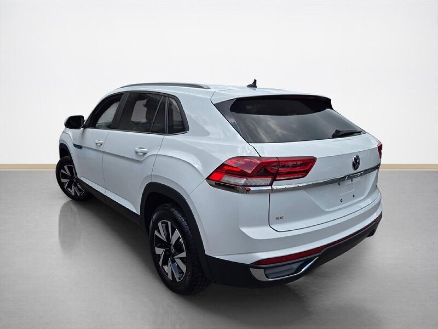 2021 Pure White Volkswagen Atlas Cross Sport 2.0T SE (1V2LC2CA8MC) with an 2.0L Turbo I4 235hp 258ft. lbs. engine, Automatic transmission, located at 25355 Eames Street, Channahon, IL, 60410, (815) 467-1807, 41.429108, -88.228432 - The 2021 Volkswagen Atlas Cross Sport SE 4Motion combines style, performance, and versatility in a midsize SUV designed to meet the needs of drivers seeking both comfort and capability. Powered by a 2.0L Turbocharged Inline-4 engine delivering 235 horsepower and 258 lb-ft of torque, this vehicle off- Photo#5
