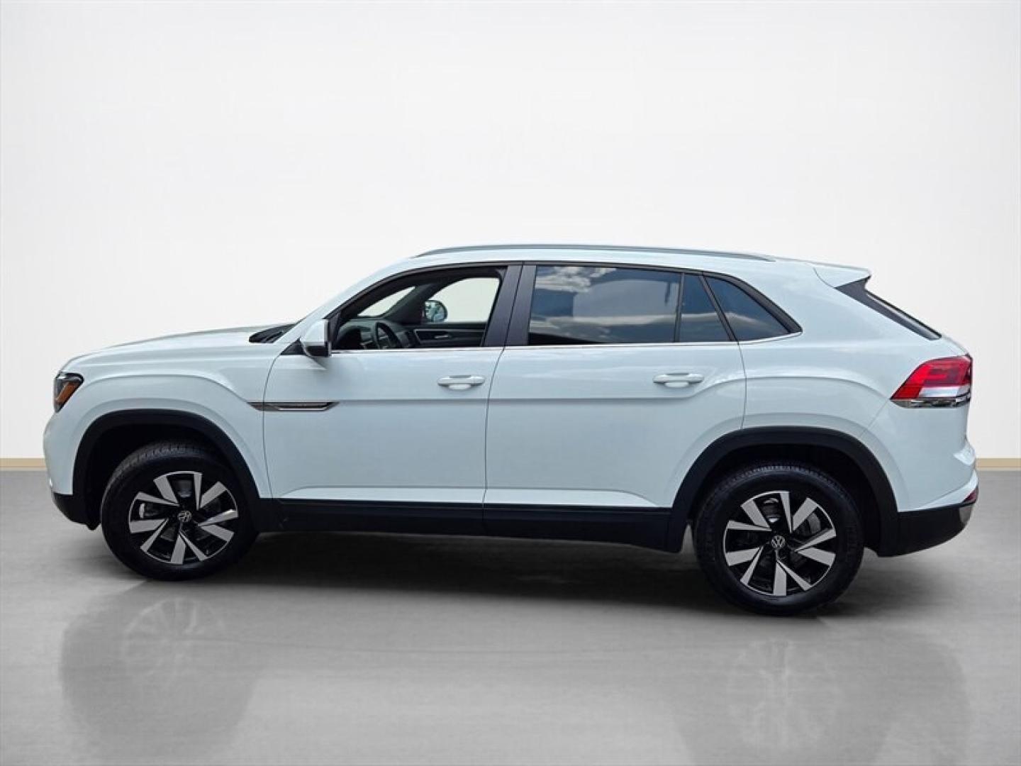 2021 Pure White Volkswagen Atlas Cross Sport 2.0T SE (1V2LC2CA8MC) with an 2.0L Turbo I4 235hp 258ft. lbs. engine, Automatic transmission, located at 25355 Eames Street, Channahon, IL, 60410, (815) 467-1807, 41.429108, -88.228432 - The 2021 Volkswagen Atlas Cross Sport SE 4Motion combines style, performance, and versatility in a midsize SUV designed to meet the needs of drivers seeking both comfort and capability. Powered by a 2.0L Turbocharged Inline-4 engine delivering 235 horsepower and 258 lb-ft of torque, this vehicle off- Photo#6