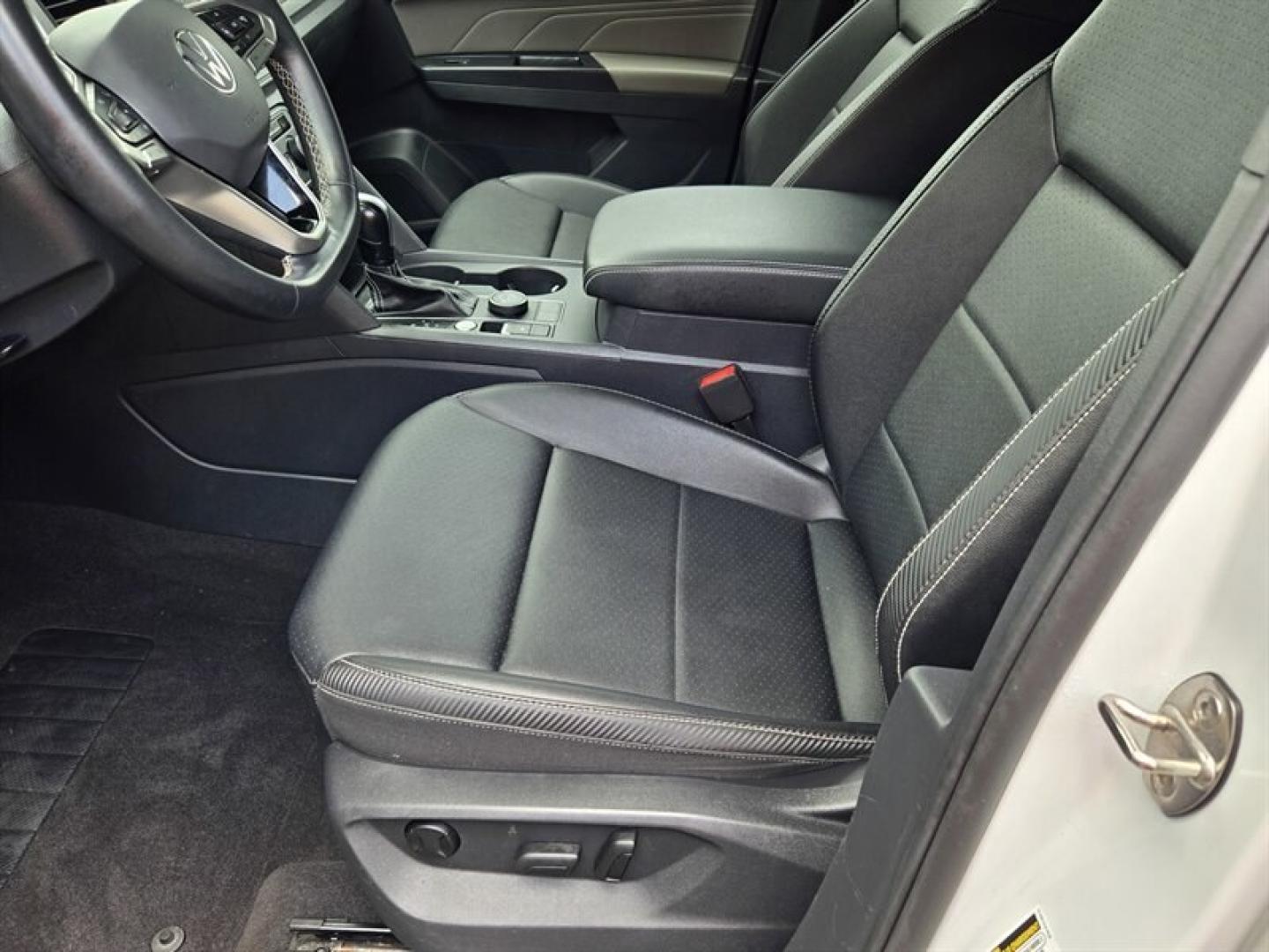 2021 Pure White Volkswagen Atlas Cross Sport 2.0T SE (1V2LC2CA8MC) with an 2.0L Turbo I4 235hp 258ft. lbs. engine, Automatic transmission, located at 25355 Eames Street, Channahon, IL, 60410, (815) 467-1807, 41.429108, -88.228432 - The 2021 Volkswagen Atlas Cross Sport SE 4Motion combines style, performance, and versatility in a midsize SUV designed to meet the needs of drivers seeking both comfort and capability. Powered by a 2.0L Turbocharged Inline-4 engine delivering 235 horsepower and 258 lb-ft of torque, this vehicle off- Photo#9