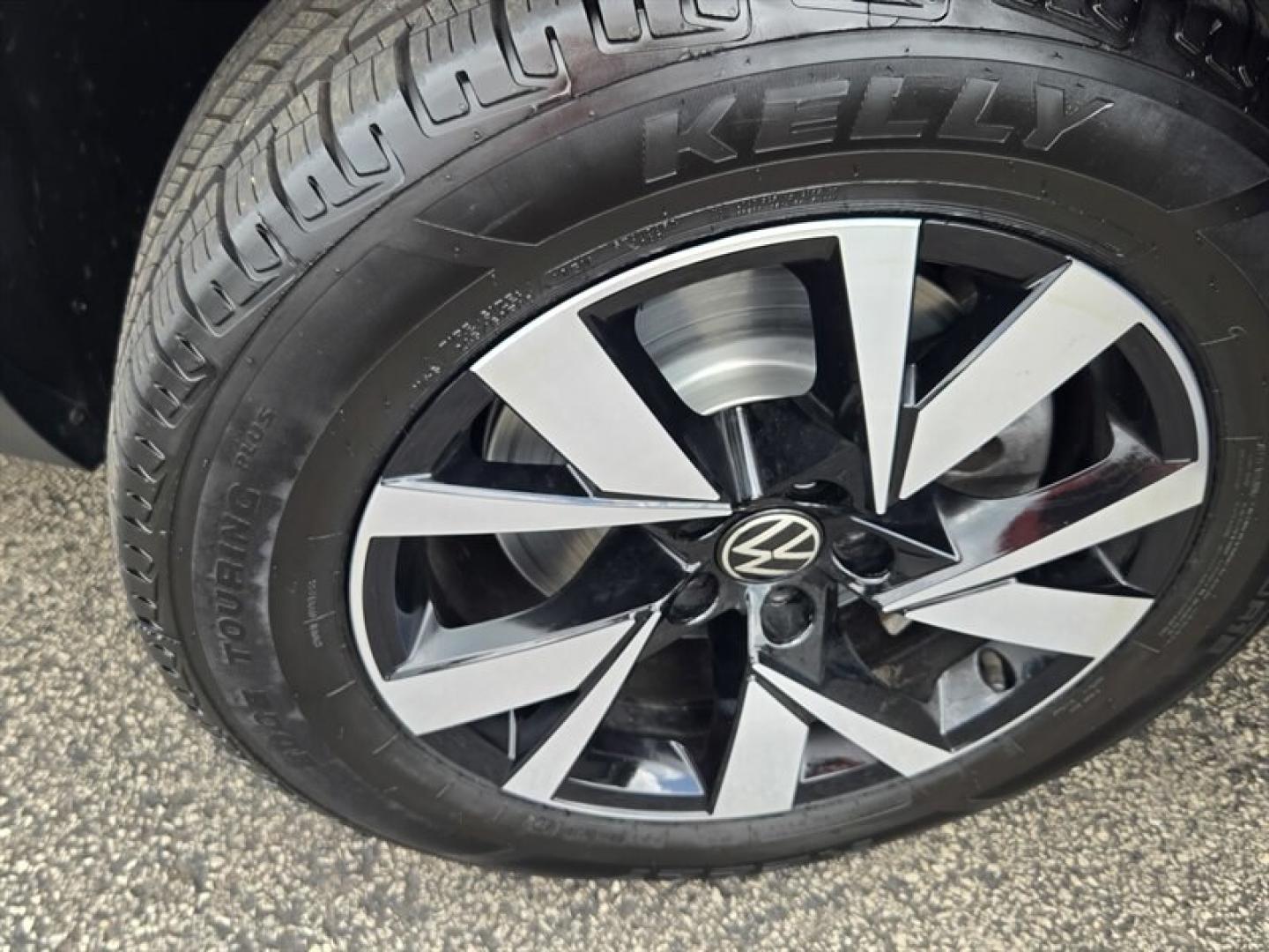 2021 Pure White Volkswagen Atlas Cross Sport 2.0T SE (1V2LC2CA8MC) with an 2.0L Turbo I4 235hp 258ft. lbs. engine, Automatic transmission, located at 25355 Eames Street, Channahon, IL, 60410, (815) 467-1807, 41.429108, -88.228432 - The 2021 Volkswagen Atlas Cross Sport SE 4Motion combines style, performance, and versatility in a midsize SUV designed to meet the needs of drivers seeking both comfort and capability. Powered by a 2.0L Turbocharged Inline-4 engine delivering 235 horsepower and 258 lb-ft of torque, this vehicle off- Photo#25