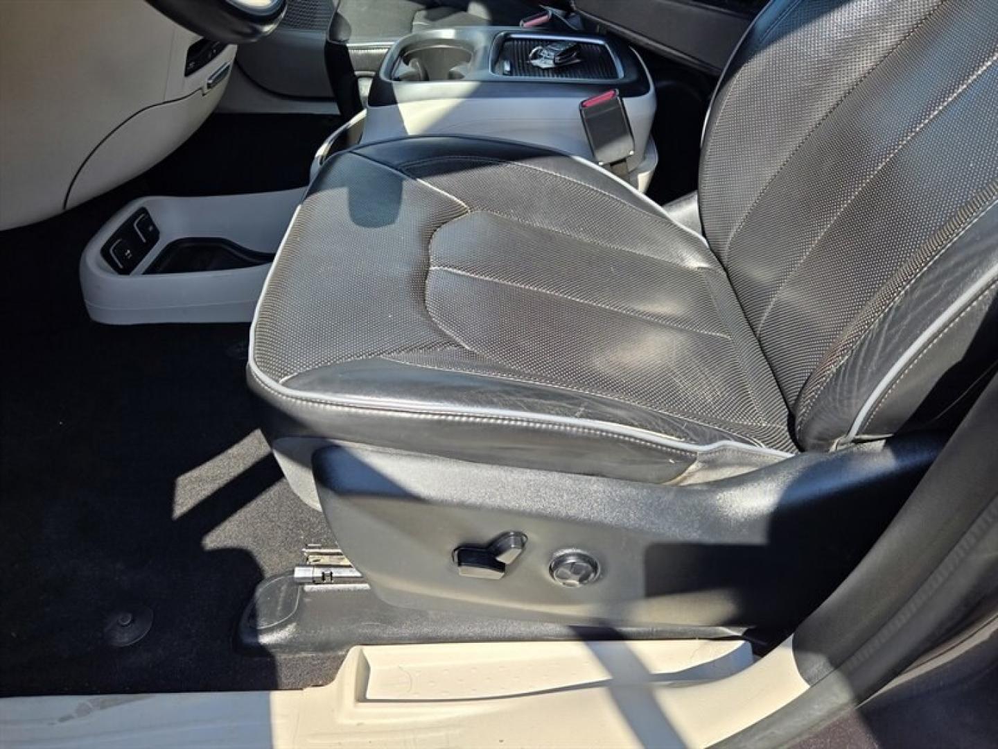 2017 Granite Crystal Metallic Clear Coat Chrysler Pacifica Limited (2C4RC1GG4HR) with an Pentastar 3.6L V6 287hp 262ft. lbs. engine, Automatic transmission, located at 25355 Eames Street, Channahon, IL, 60410, (815) 467-1807, 41.429108, -88.228432 - The 2017 Chrysler Pacifica Limited is a well-equipped minivan designed to offer a balance of performance, comfort, and advanced features. Powered by a Pentastar 3.6L V6 engine producing 287 horsepower and 262 lb-ft of torque, this vehicle provides a smooth and responsive driving experience. It deliv- Photo#9