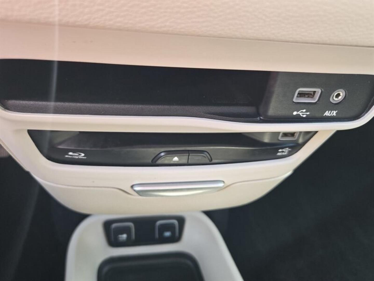 2017 Granite Crystal Metallic Clear Coat Chrysler Pacifica Limited (2C4RC1GG4HR) with an Pentastar 3.6L V6 287hp 262ft. lbs. engine, Automatic transmission, located at 25355 Eames Street, Channahon, IL, 60410, (815) 467-1807, 41.429108, -88.228432 - The 2017 Chrysler Pacifica Limited is a well-equipped minivan designed to offer a balance of performance, comfort, and advanced features. Powered by a Pentastar 3.6L V6 engine producing 287 horsepower and 262 lb-ft of torque, this vehicle provides a smooth and responsive driving experience. It deliv- Photo#19