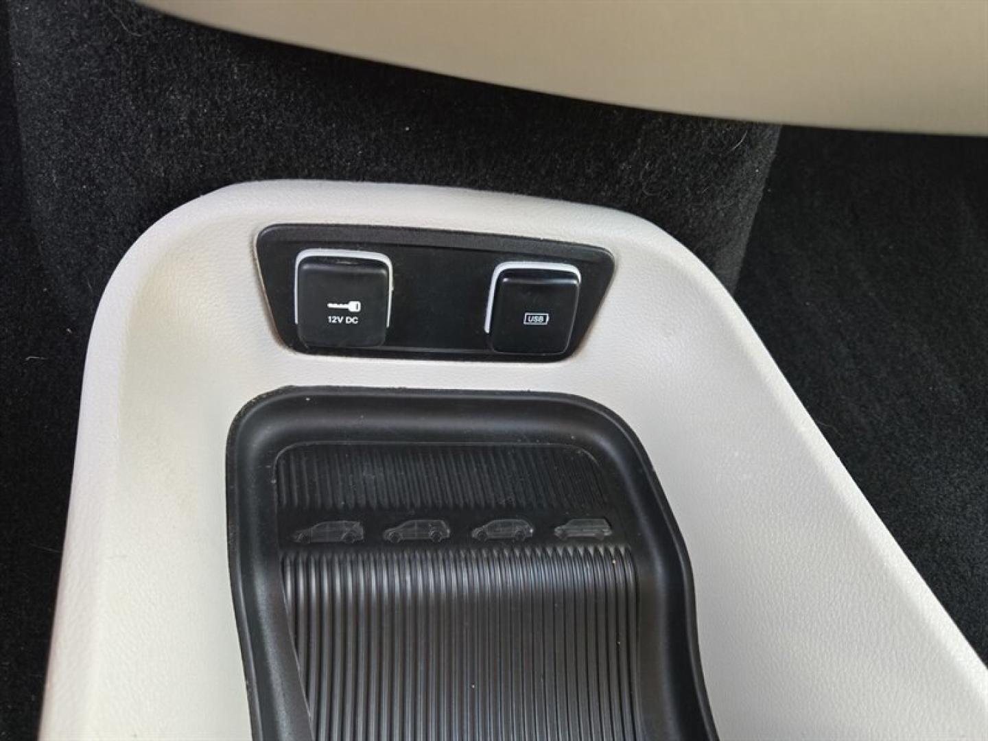 2017 Granite Crystal Metallic Clear Coat Chrysler Pacifica Limited (2C4RC1GG4HR) with an Pentastar 3.6L V6 287hp 262ft. lbs. engine, Automatic transmission, located at 25355 Eames Street, Channahon, IL, 60410, (815) 467-1807, 41.429108, -88.228432 - The 2017 Chrysler Pacifica Limited is a well-equipped minivan designed to offer a balance of performance, comfort, and advanced features. Powered by a Pentastar 3.6L V6 engine producing 287 horsepower and 262 lb-ft of torque, this vehicle provides a smooth and responsive driving experience. It deliv- Photo#20