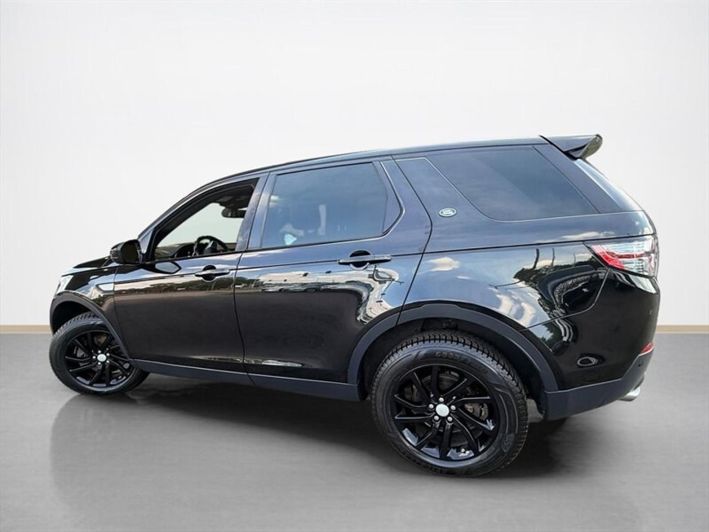2019 Santorini Black Metallic Land Rover Discovery Sport HSE (SALCR2FX2KH) with an 2.0 engine, Automatic transmission, located at 25355 Eames Street, Channahon, IL, 60410, (815) 467-1807, 41.429108, -88.228432 - Ready to turn heads and conquer the urban jungle? Check out this 2019 Land Rover Discovery Sport HSE, rocking a peppy 2.0-liter engine thats as smooth as your favorite latte. With a fuel economy thats actually sensible for a luxury SUV21 MPG city and 25 MPG highwayyou'll get there in style without e- Photo#6