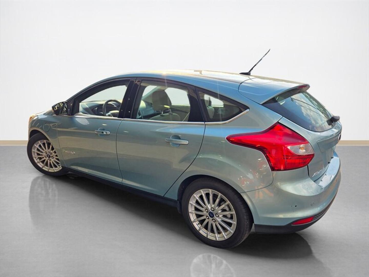 2012 Green Ford Focus (1FAHP3R41CL) with an 0.0 engine, Automatic transmission, located at 25355 Eames Street, Channahon, IL, 60410, (815) 467-1807, 41.429108, -88.228432- Photo#5