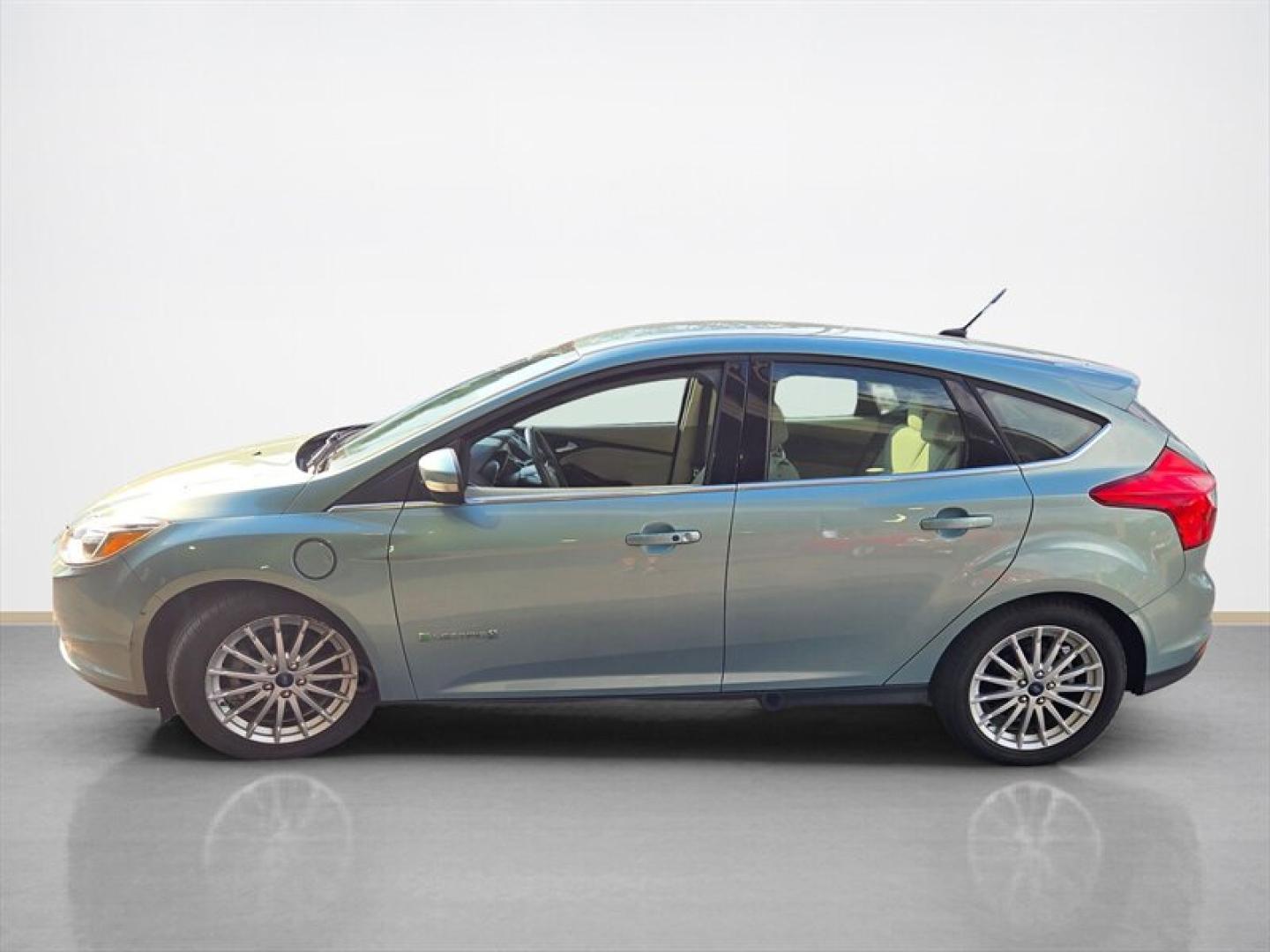 2012 Green Ford Focus (1FAHP3R41CL) with an 0.0 engine, Automatic transmission, located at 25355 Eames Street, Channahon, IL, 60410, (815) 467-1807, 41.429108, -88.228432- Photo#6