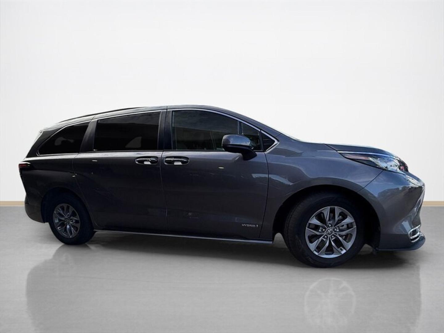 2021 Predawn Gray Mica Toyota Sienna XLE 7 Passenger (5TDJRKEC8MS) with an 2.5L Hybrid I4 245hp engine, Automatic transmission, located at 25355 Eames Street, Channahon, IL, 60410, (815) 467-1807, 41.429108, -88.228432 - Unleash the power and efficiency of the 2021 Toyota Sienna XLE 8-Passenger in striking Predawn Gray Mica. Under the hood, a beastly 2.5L Hybrid I4 engine roars with 245 horsepower, delivering electrifying performance while dominating fuel economyboasting an incredible 36 MPG both city and highway. W- Photo#4