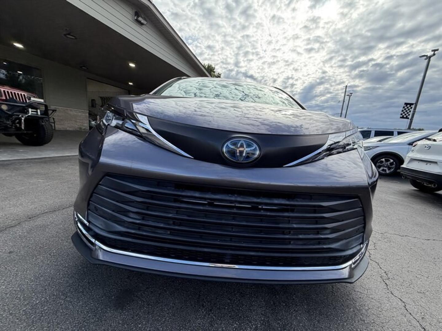 2021 Predawn Gray Mica Toyota Sienna XLE 7 Passenger (5TDJRKEC8MS) with an 2.5L Hybrid I4 245hp engine, Automatic transmission, located at 25355 Eames Street, Channahon, IL, 60410, (815) 467-1807, 41.429108, -88.228432 - Unleash the power and efficiency of the 2021 Toyota Sienna XLE 8-Passenger in striking Predawn Gray Mica. Under the hood, a beastly 2.5L Hybrid I4 engine roars with 245 horsepower, delivering electrifying performance while dominating fuel economyboasting an incredible 36 MPG both city and highway. W- Photo#9