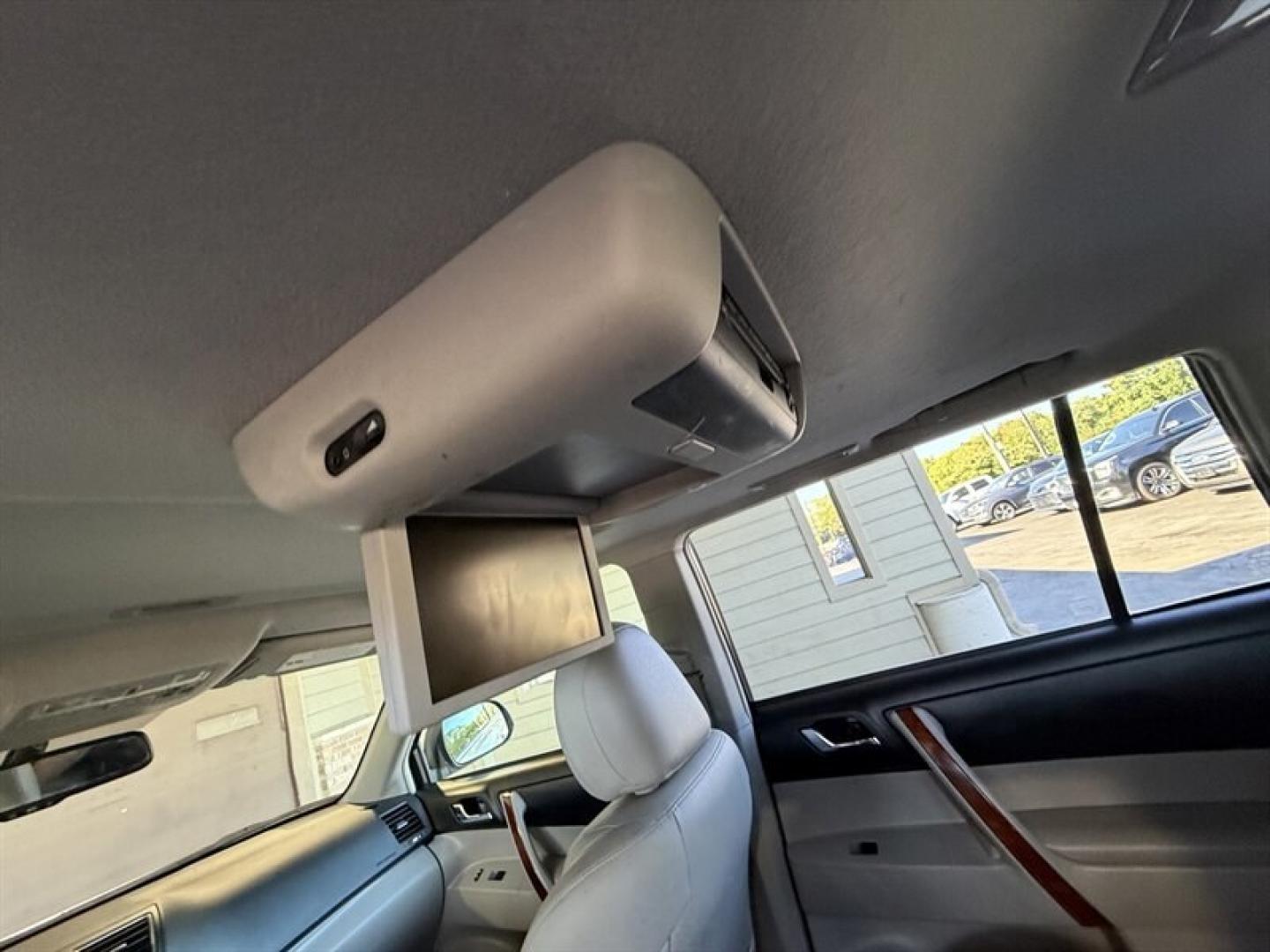 2012 Blizzard Pearl Toyota Highlander Hybrid Limited (JTEDC3EH4C2) with an 3.5L Hybrid V6 280hp engine, Automatic transmission, located at 25355 Eames Street, Channahon, IL, 60410, (815) 467-1807, 41.429108, -88.228432 - Looking for a ride thats as smart as it is stylish? Check out this 2012 Toyota Highlander Hybrid Limited the eco-friendly powerhouse that doesnt hold back on luxury or performance. Under the hood, it rocks a 3.5L Hybrid V6 engine pumping out a solid 280 horsepower. Translation: smooth acceleration- Photo#16