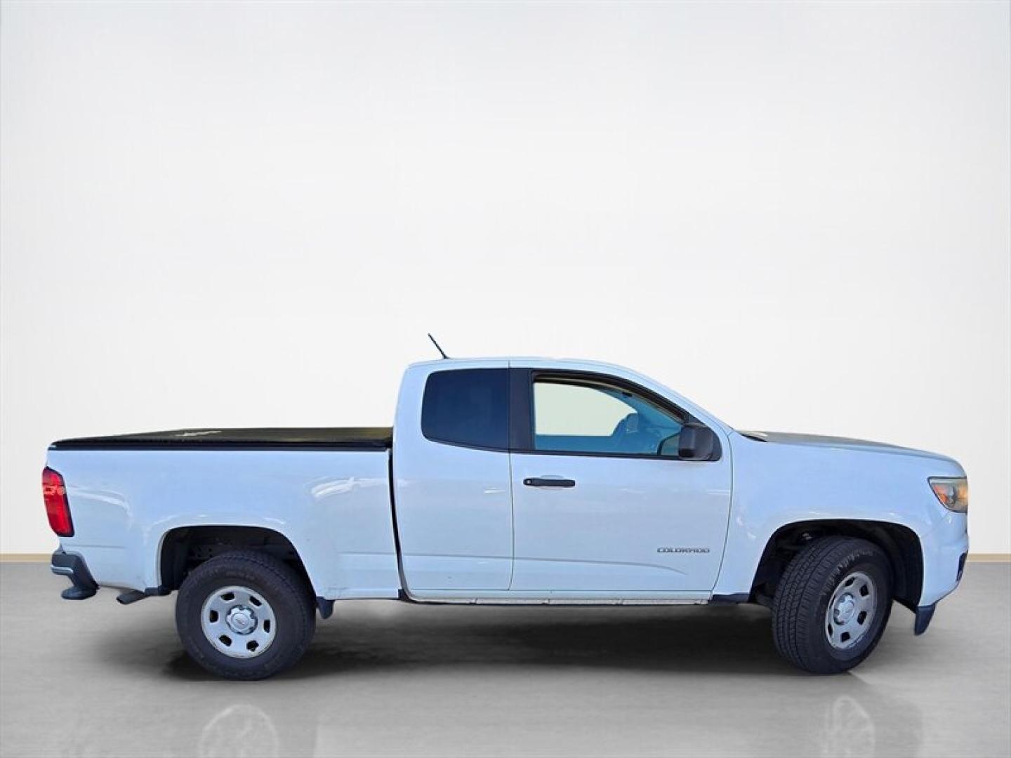 2017 Summit White Chevrolet Colorado (1GCHSAEA1H1) with an 2.5L I4 200hp 191ft. lbs. engine, 5 Speed Manual transmission, located at 25355 Eames Street, Channahon, IL, 60410, (815) 467-1807, 41.429108, -88.228432 - ** LOCAL TRADE IN, RUNS AND DRIVES GREAT, HAS A CRACKED WINDSHIELD AND THE CLIMATE CONTROLS ONLY WORK ON THE VENTS. ** The 2017 Chevrolet Colorado is a midsize pickup truck that combines functionality with a comfortable driving experience. Powered by a 2.5L I4 engine delivering 200 horsepower and 19- Photo#1