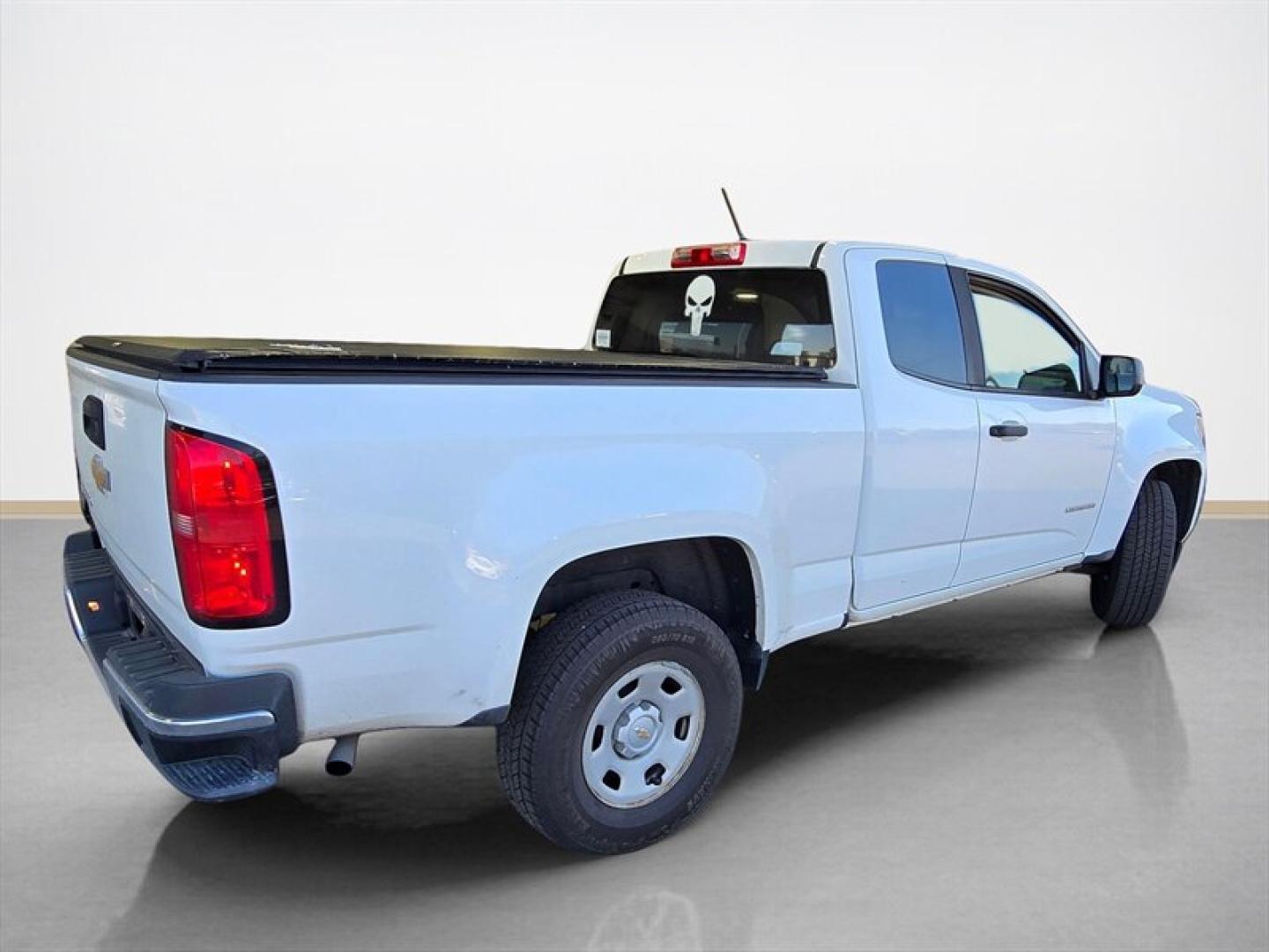 2017 Summit White Chevrolet Colorado (1GCHSAEA1H1) with an 2.5L I4 200hp 191ft. lbs. engine, 5 Speed Manual transmission, located at 25355 Eames Street, Channahon, IL, 60410, (815) 467-1807, 41.429108, -88.228432 - ** LOCAL TRADE IN, RUNS AND DRIVES GREAT, HAS A CRACKED WINDSHIELD AND THE CLIMATE CONTROLS ONLY WORK ON THE VENTS. ** The 2017 Chevrolet Colorado is a midsize pickup truck that combines functionality with a comfortable driving experience. Powered by a 2.5L I4 engine delivering 200 horsepower and 19- Photo#3