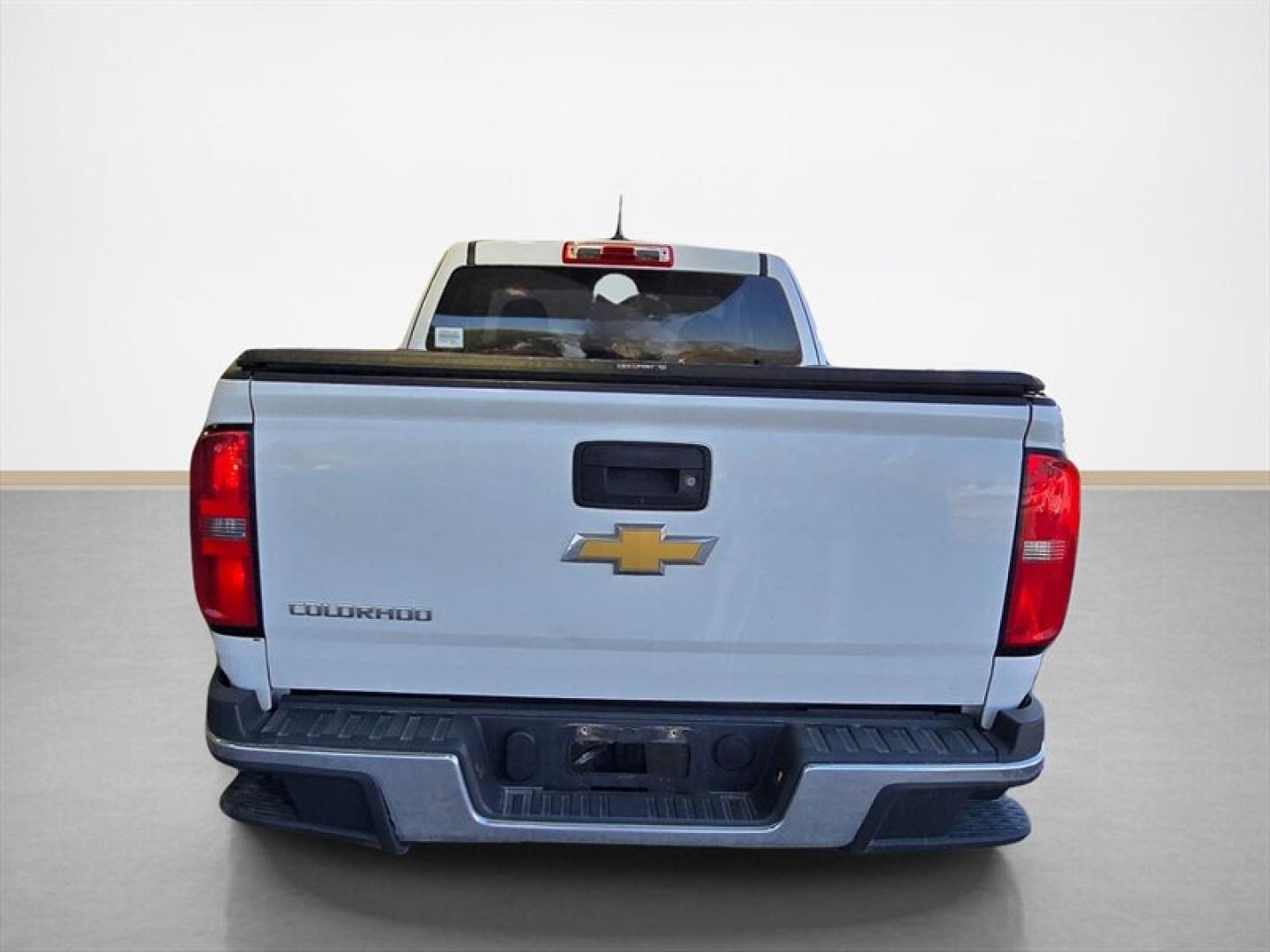 2017 Summit White Chevrolet Colorado (1GCHSAEA1H1) with an 2.5L I4 200hp 191ft. lbs. engine, 5 Speed Manual transmission, located at 25355 Eames Street, Channahon, IL, 60410, (815) 467-1807, 41.429108, -88.228432 - ** LOCAL TRADE IN, RUNS AND DRIVES GREAT, HAS A CRACKED WINDSHIELD AND THE CLIMATE CONTROLS ONLY WORK ON THE VENTS. ** The 2017 Chevrolet Colorado is a midsize pickup truck that combines functionality with a comfortable driving experience. Powered by a 2.5L I4 engine delivering 200 horsepower and 19- Photo#4