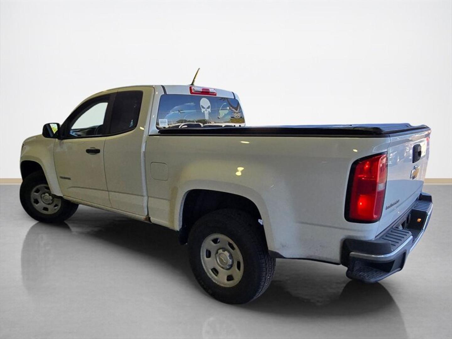 2017 Summit White Chevrolet Colorado (1GCHSAEA1H1) with an 2.5L I4 200hp 191ft. lbs. engine, 5 Speed Manual transmission, located at 25355 Eames Street, Channahon, IL, 60410, (815) 467-1807, 41.429108, -88.228432 - ** LOCAL TRADE IN, RUNS AND DRIVES GREAT, HAS A CRACKED WINDSHIELD AND THE CLIMATE CONTROLS ONLY WORK ON THE VENTS. ** The 2017 Chevrolet Colorado is a midsize pickup truck that combines functionality with a comfortable driving experience. Powered by a 2.5L I4 engine delivering 200 horsepower and 19- Photo#5