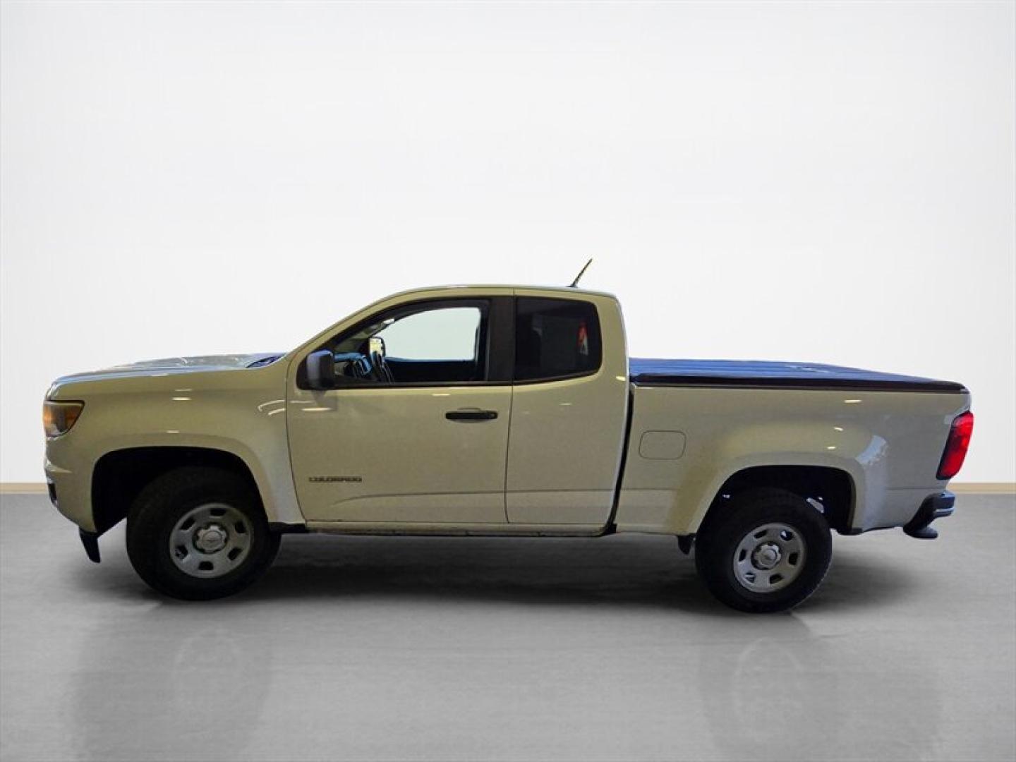 2017 Summit White Chevrolet Colorado (1GCHSAEA1H1) with an 2.5L I4 200hp 191ft. lbs. engine, 5 Speed Manual transmission, located at 25355 Eames Street, Channahon, IL, 60410, (815) 467-1807, 41.429108, -88.228432 - ** LOCAL TRADE IN, RUNS AND DRIVES GREAT, HAS A CRACKED WINDSHIELD AND THE CLIMATE CONTROLS ONLY WORK ON THE VENTS. ** The 2017 Chevrolet Colorado is a midsize pickup truck that combines functionality with a comfortable driving experience. Powered by a 2.5L I4 engine delivering 200 horsepower and 19- Photo#6
