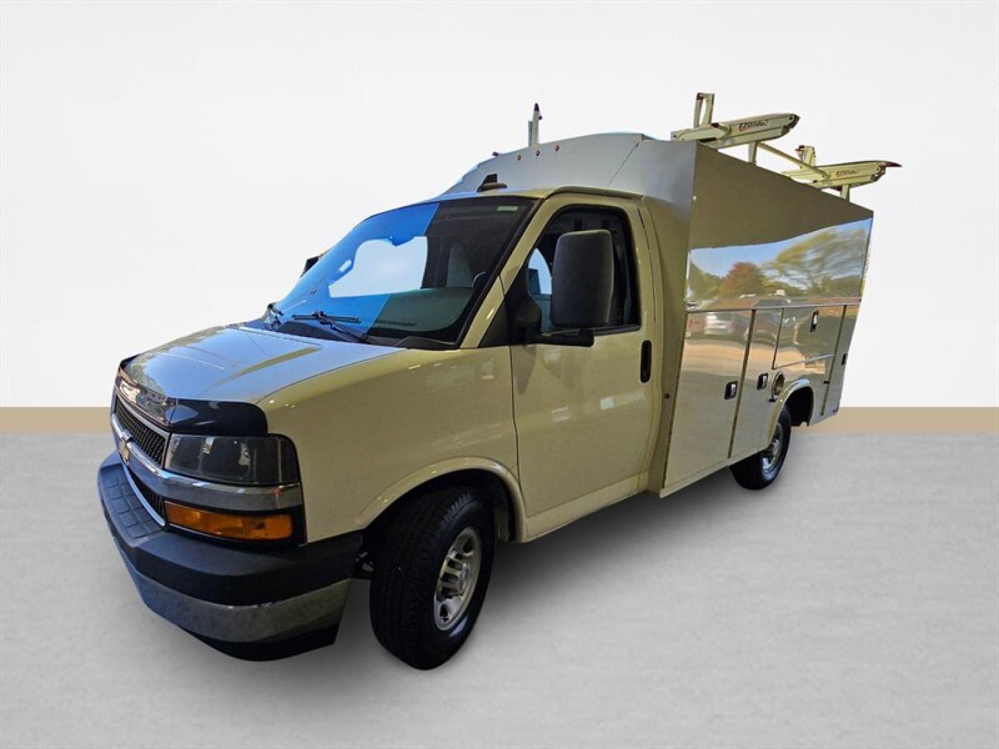 2019 White Chevrolet Express Work Van Cutaway (1GB0GRFG3K1) with an Vortec 6.0L Flex Fuel V8 341hp 373ft. lbs. engine, Automatic transmission, located at 25355 Eames Street, Channahon, IL, 60410, (815) 467-1807, 41.429108, -88.228432 - ** 12 FOOT KNAPHEIDE KUV PLUMBERS BODY. **The 2019 Chevrolet Express 3500 is equipped with a robust Vortec 6.0L Flex Fuel V8 engine, delivering 341 horsepower and 373 lb-ft of torque, providing reliable performance for a variety of driving needs. The exterior features a clean White finish, complemen- Photo#7